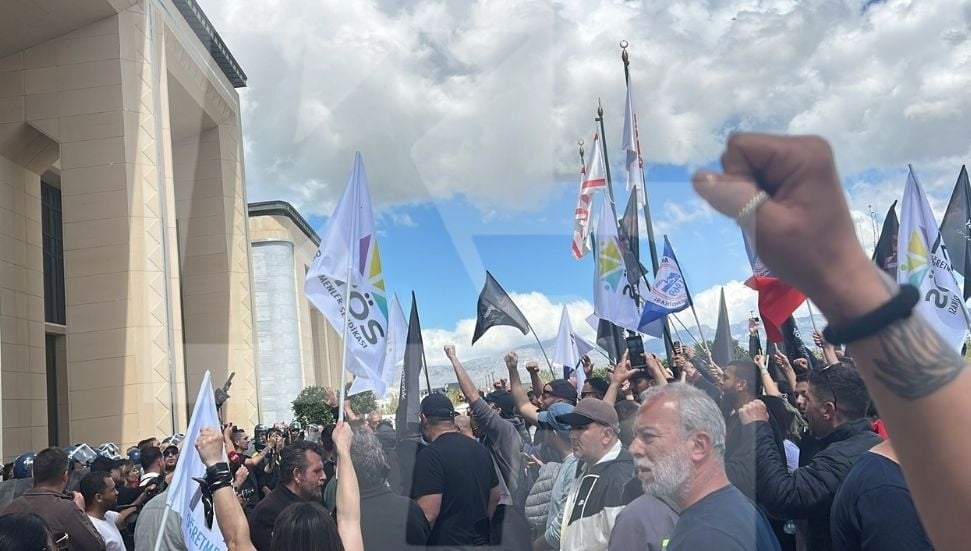 Eylemciler Meclis Kapısına Dayandı, Son Barikat Aşıldı!