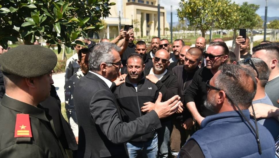 Meclis Önünde Bekleyiş Devam Ediyor: Tuğcu'nun Serbest Bırakılması İsteniyor