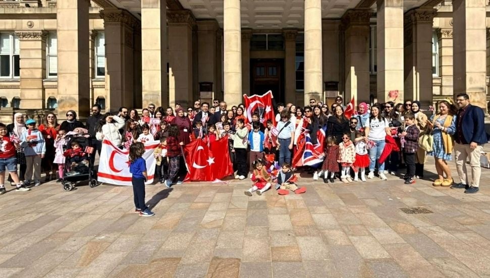 Birmingham Belediye Meclisi'nde Türk ve Kıbrıslı Türk Çocuklar Ağırladı