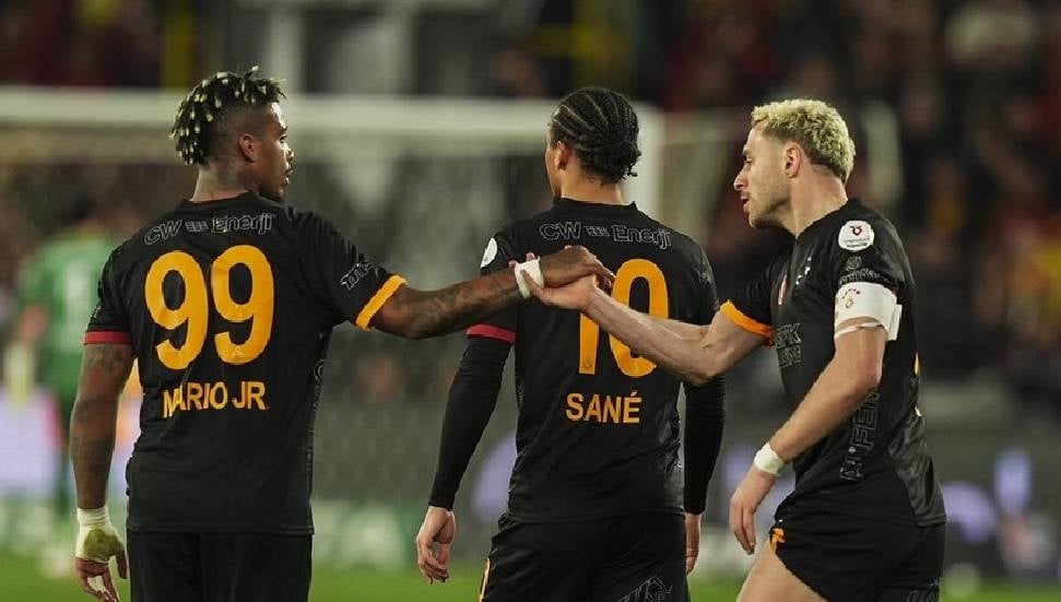 Galatasaray, Göztepe'yi 3-1 ile geçerek zirveye yaklaştı