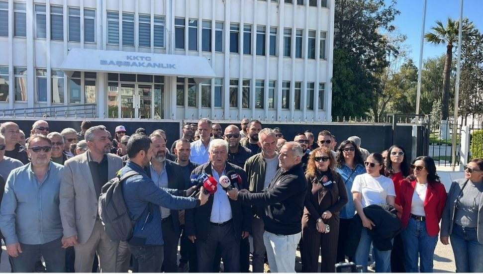Türk-Sen, BES ve El-Sen Hastane Önünde Grev Yasağını Protesto Ediyor