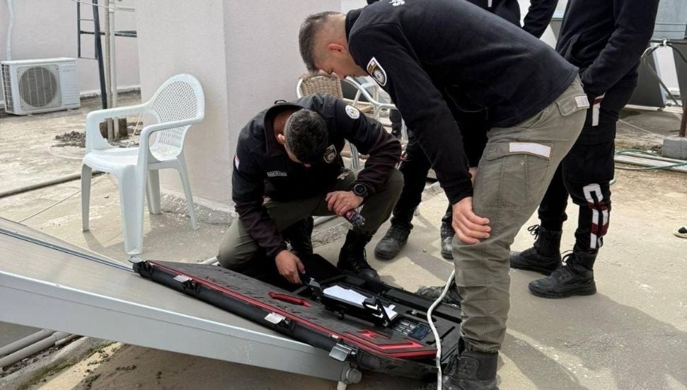 Lefkoşa'da Apartman Boşluğunda Mahsur Kalan Kedi Kurtarıldı