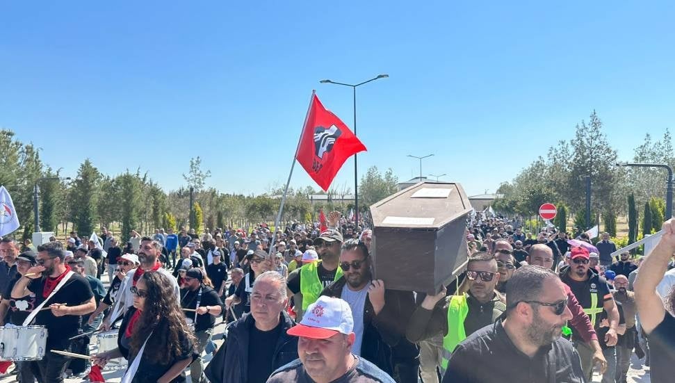 Sendikalar Grev Kararını Askıya Aldı, Meclis'in Gündemi Belirleyici Olacak