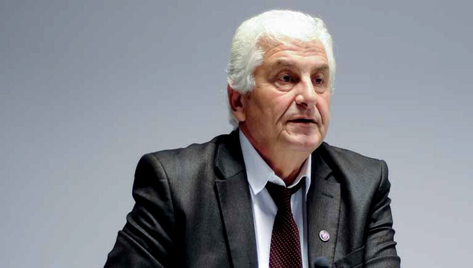 Arslan Bıçaklı: Meclis Bahçesindeki Taşlar Neden Toplatıldı?