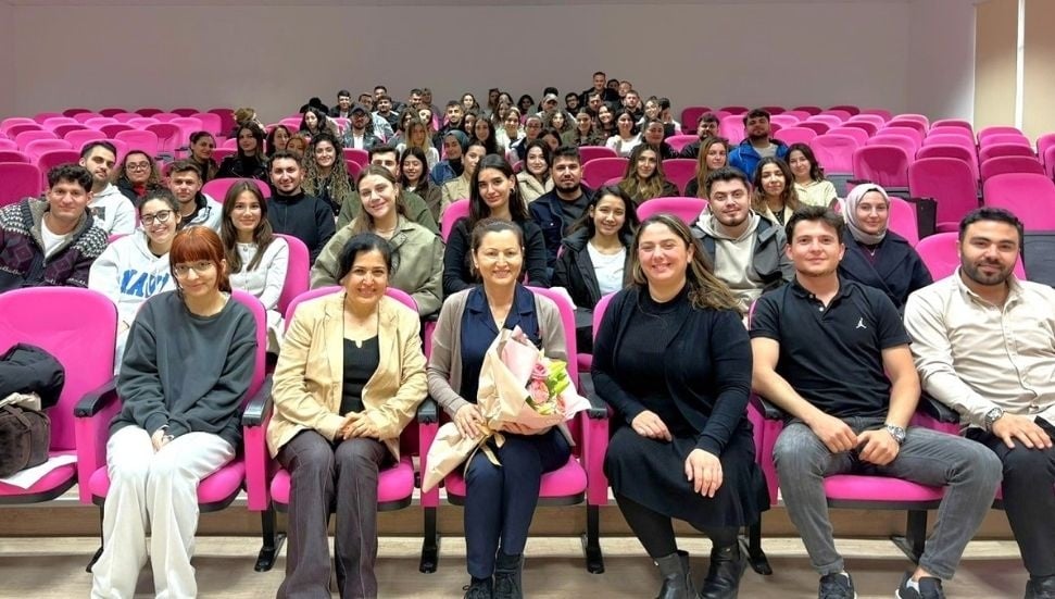 DAÜ Hemşirelik Öğrencilerine Kariyer ve İş Görüşmesi Eğitimi