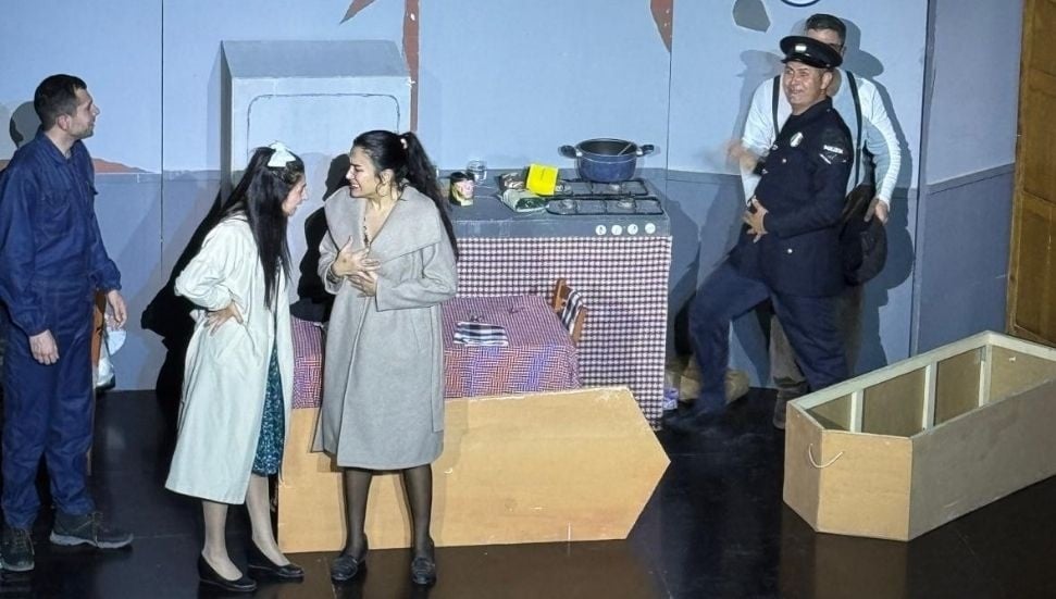 Bir Grup Hevesli Tiyatrosu “Ödenmeyecek! Ödemiyoruz!” Oyununu Sunuyor