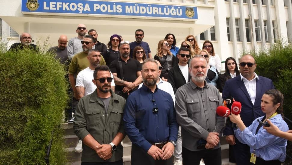 KTÖS, Lefkoşa Polis Müdürlüğü Önünde Dava Açılan Öğretmenler İçin Toplandı