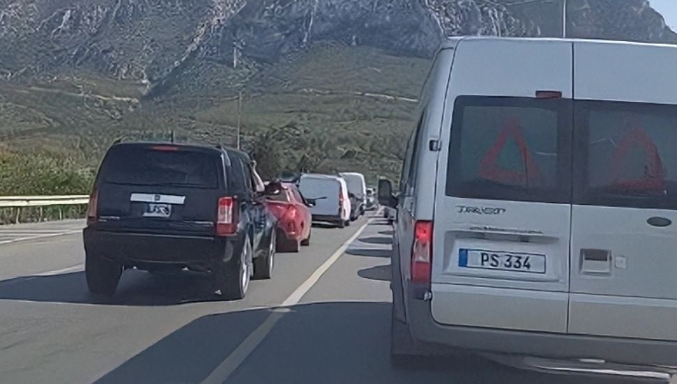 Ciklos'ta meydana gelen trafik kazası trafiği durma noktasına getirdi
