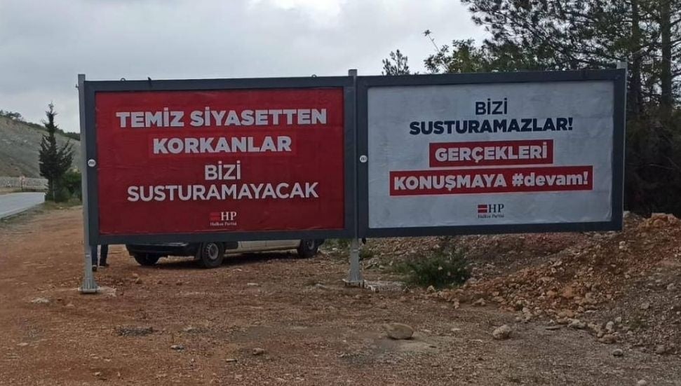 Halkın Partisi'nden Temiz Siyaset Mesajlarıyla Afişli Yanıt