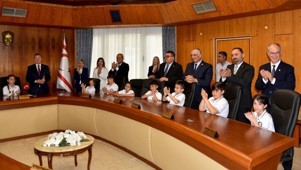 Başbakan Üstel, 23 Nisan’da Çocukları Kabul Etti ve Bakanlar Kurulu Toplandı