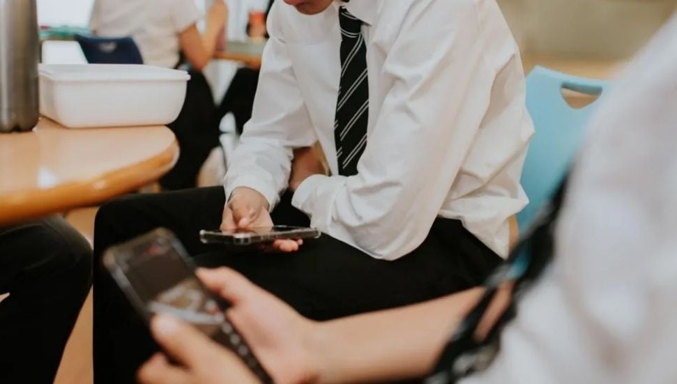 İngiltere'de Okullarda Cep Telefonu Kullanımı Yasaklanıyor
