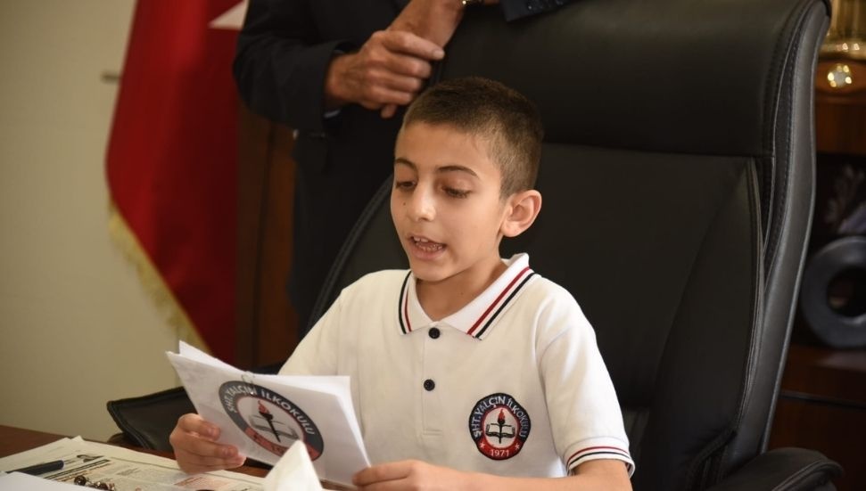 Milli Eğitim Bakanı Çavuşoğlu, Makamını Öğrenci Hasan Basmaz’a Devretti