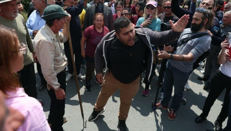 Güney Kıbrıs'ta Şap Hastalığı Protestosu: Yollar Kapandı, Bakanla Bebeği Paylaşıldı