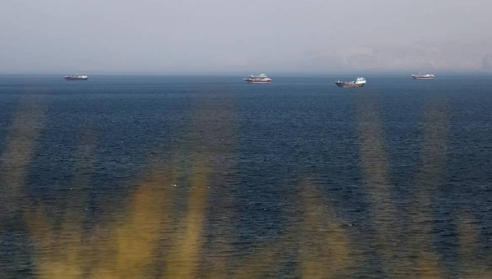 Hürmüz Boğazı'nda İran'ın Botları Seyir Risklerini Artırıyor