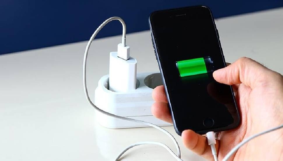 AB, 2027'de Akıllı Telefonlarda Kullanıcıya Batarya Değişimi İmkanı Sağlayacak