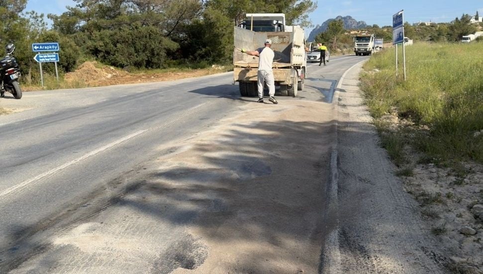 Arapköy Girişinde Kaza Sonrası Yol Güvenliği İçin Kumlama Yapıldı