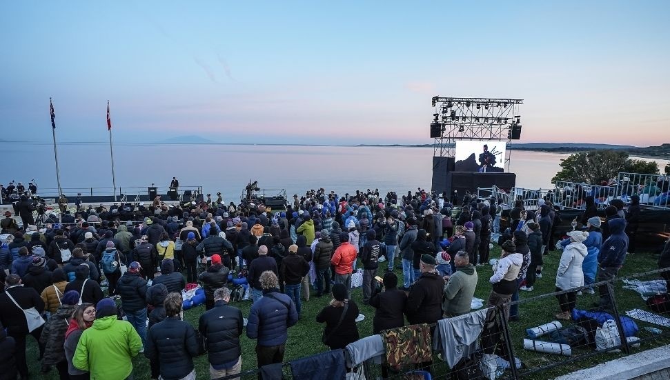 Anzak Koyu'ndaki geleneksel 'Şafak Ayini' coşkuyla kutlandı
