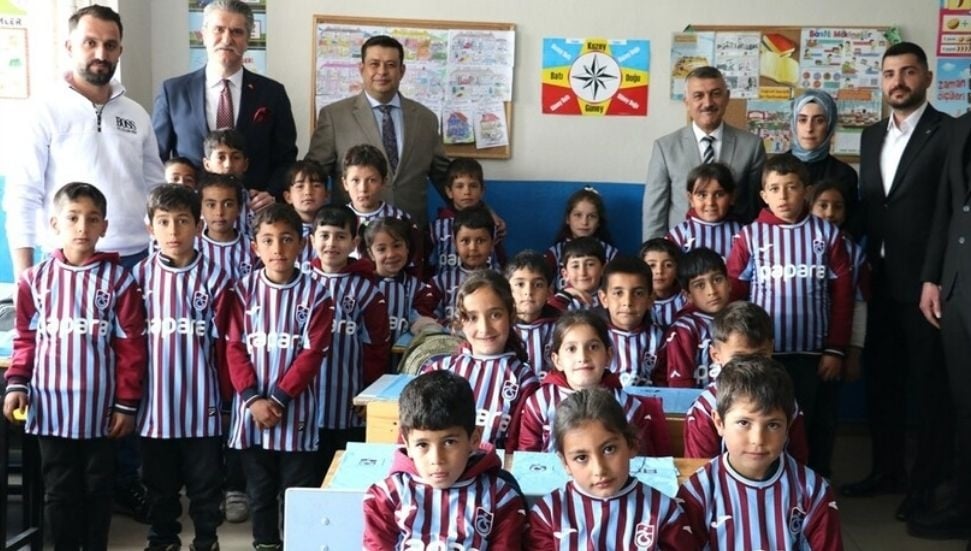 Trabzonspor'dan Ağrı'daki Çakırbey İlkokulu'na Forma Hediyesi
