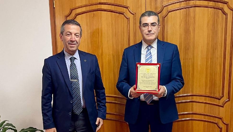 Tahsin Ertuğruloğlu'dan Mustafa Lakadamyalı'ya Teşekkür Plaketi