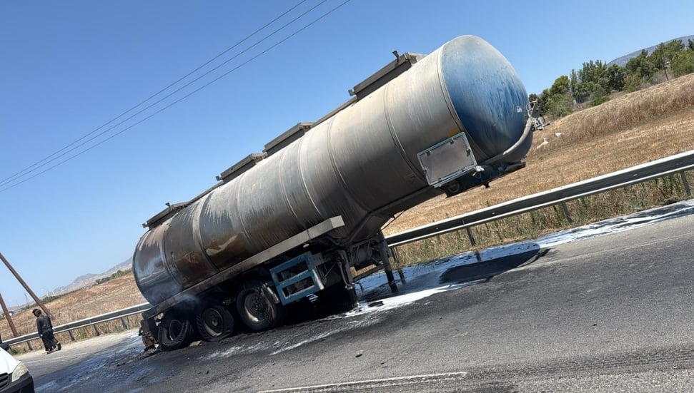 Güzelyurt-Lefkoşa yolunda hellim suyu yüklü TIR'da yangın çıktı