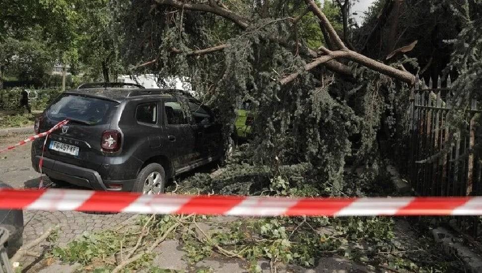 Fransa'da 10 Vilayette Fırtına ve Dolu Alarmı: Yangınlar Devam Ediyor