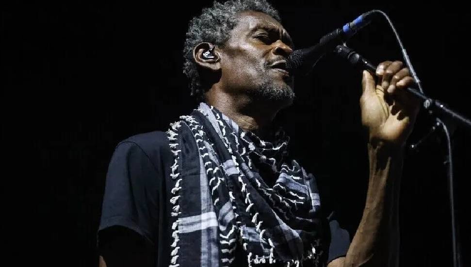 Massive Attack'e, Filistin bayrağı açtıkları için soruşturma açıldı
