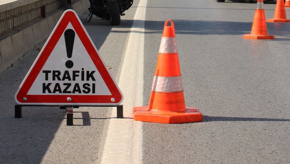 Geçitkale'deki trafik kazasında minibüs servi ağaçlarına çarptı