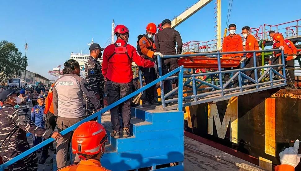 Endonezya'da feribot kazası: Kayıp 129 kişi için arama çalışmaları sürüyor