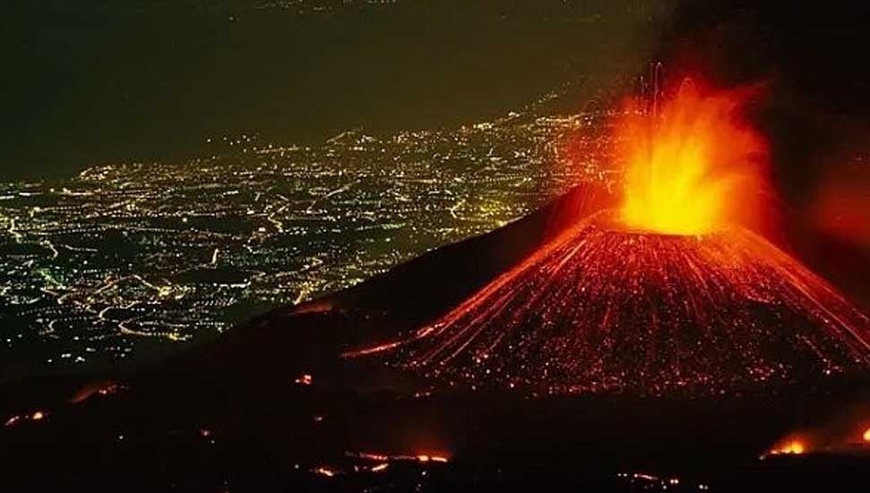 Etna Yanardağı'nın kül püskürtmesi hava trafiğini olumsuz etkiliyor