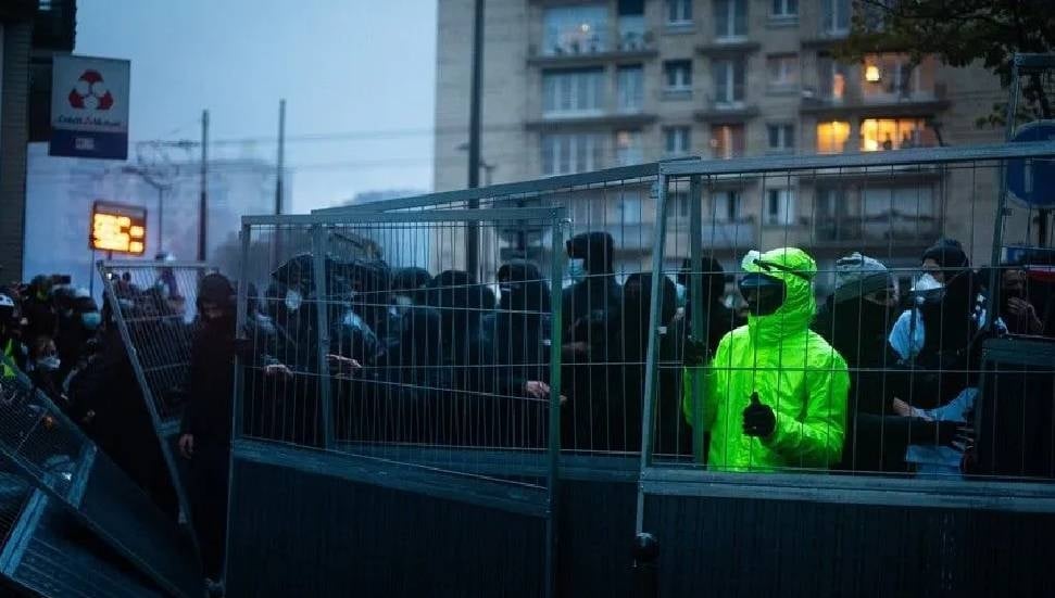 Paris'te 2 Kasım'a Kadar Kısmi Sokağa Çıkma Yasağı İlan Edildi