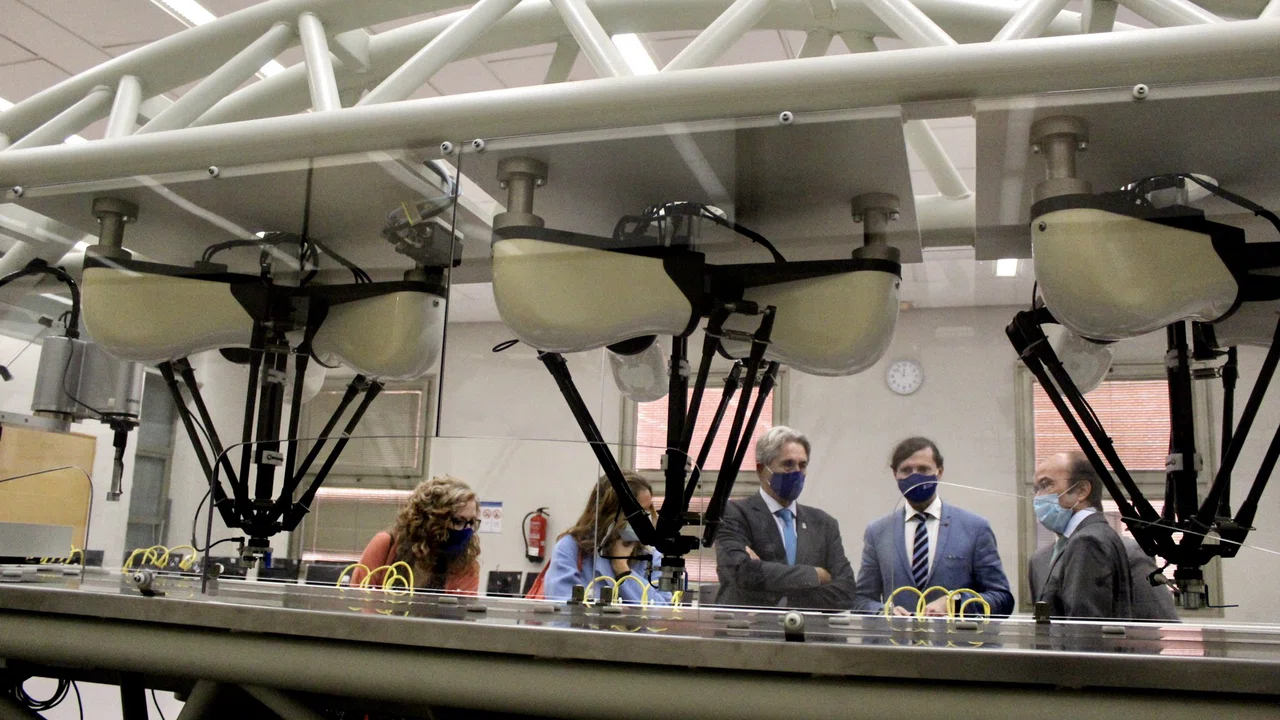 El consejero, que visita en la imagen la Universidad de Alcalá, apuesta por la transferencia de conocimiento, la seguridad y el impulso tecnológico.