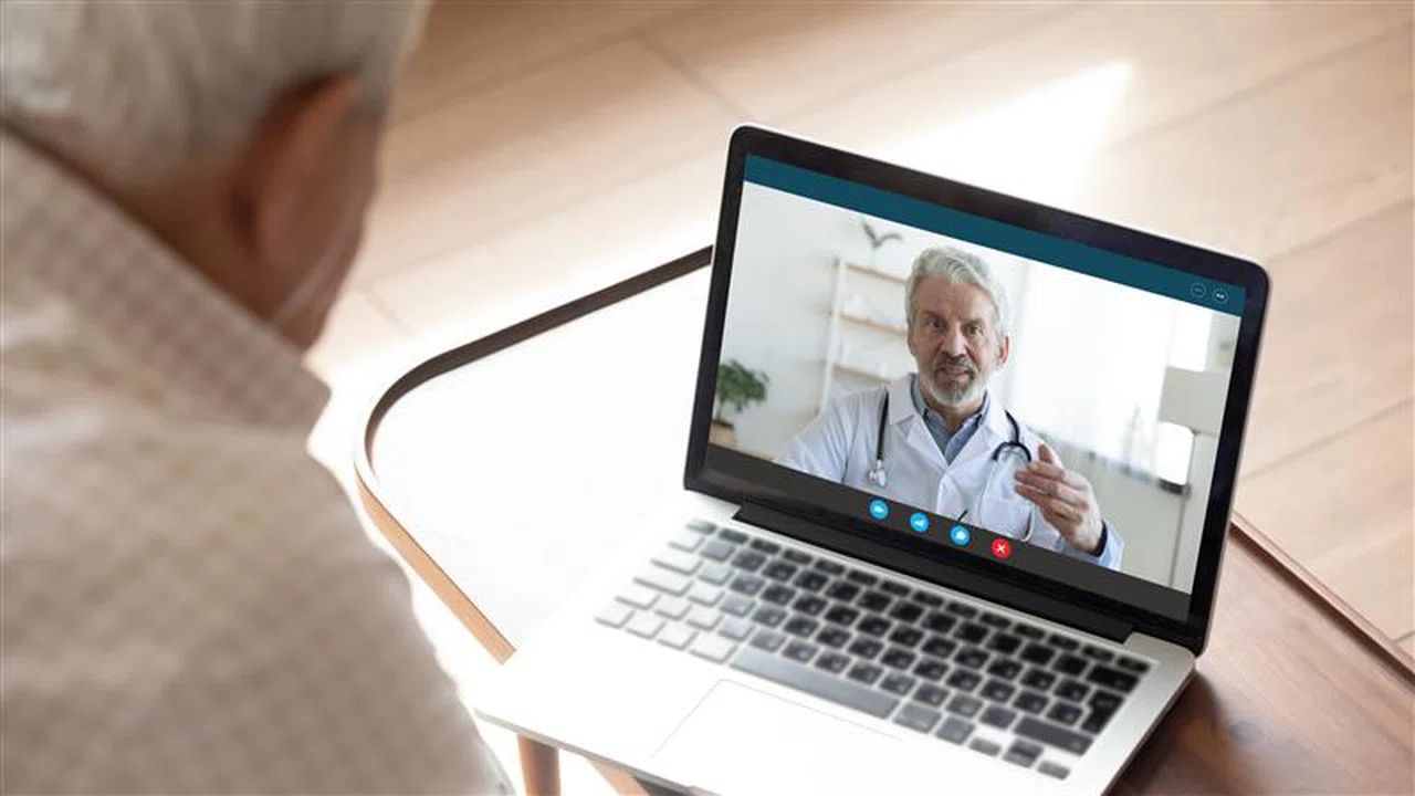Un hombre recibe atención sanitaria por videollamada