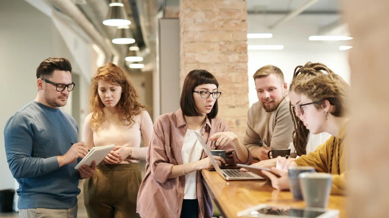  Con ogni dipendente in un luogo diverso a causa della pandemia, le aziende devono fare affidamento sulla comunicazione interna digitale per rispondere alle domande e aumentare il senso di appartenenza