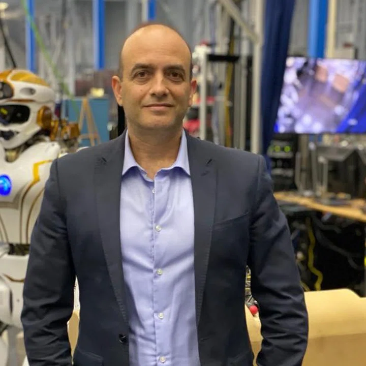 "En la próxima década podremos tener una base fija en la Luna donde puedan vivir personas"