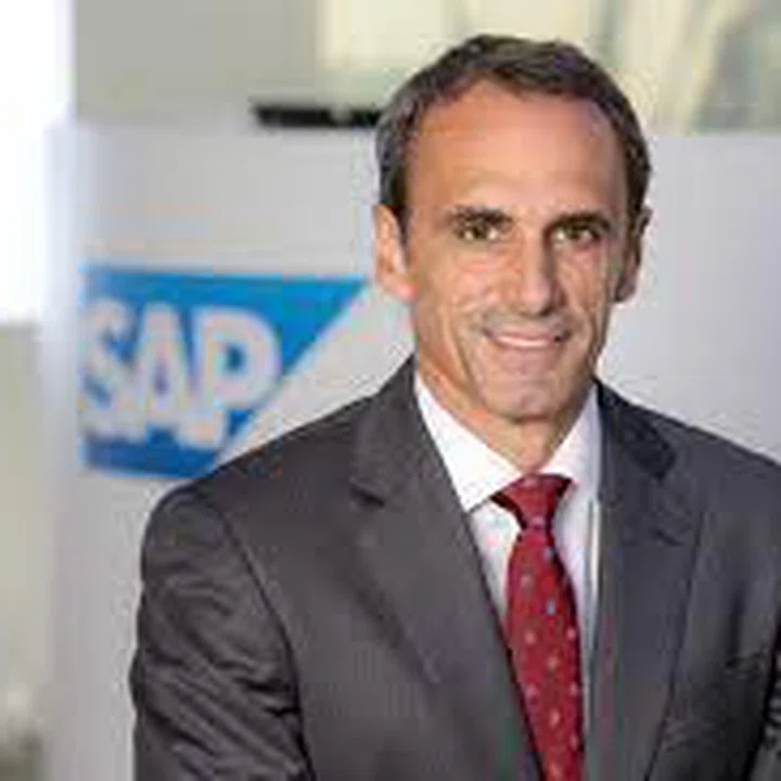 "Los jóvenes sienten poco menos que fobia hacia la gran empresa"