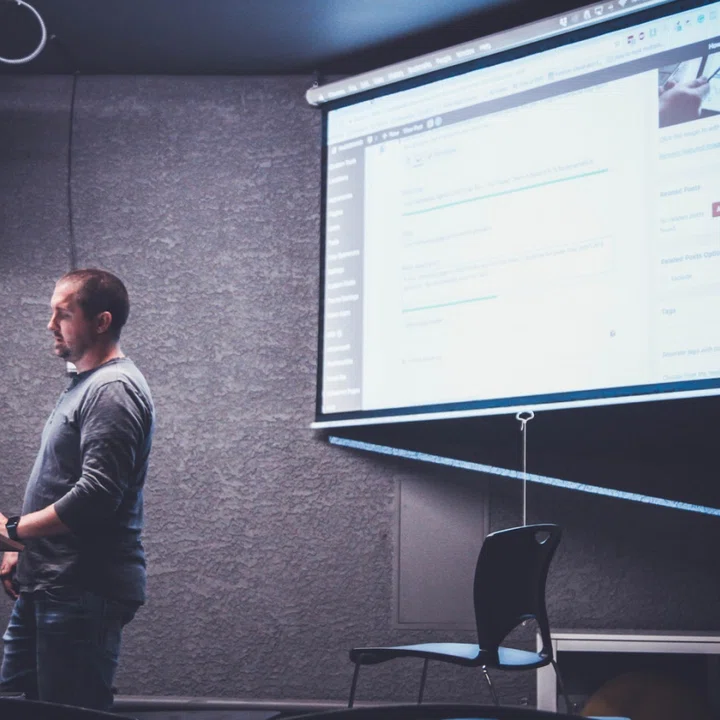 The benefits of welcoming guest speakers to the workplace