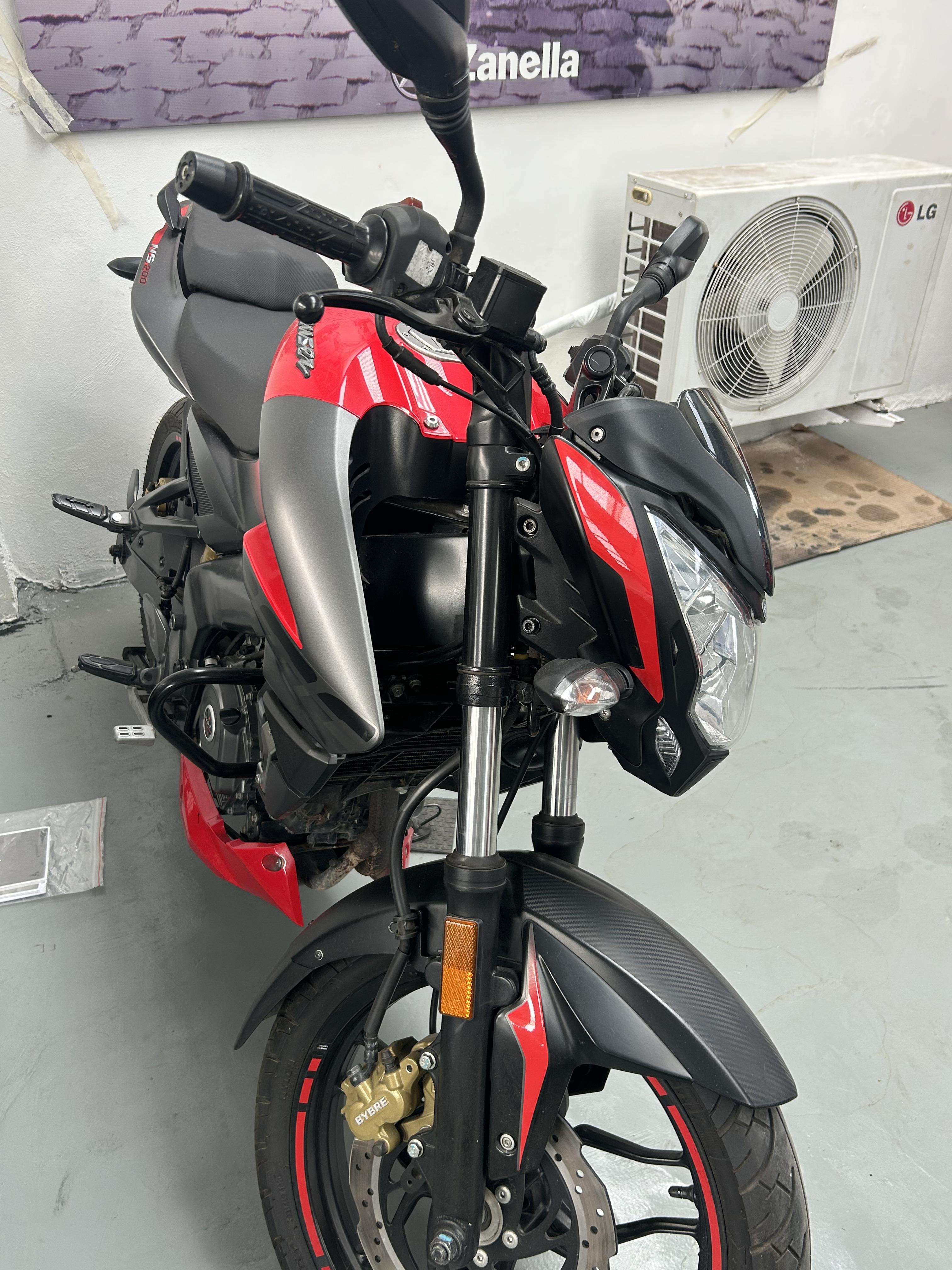 Rouser ns200