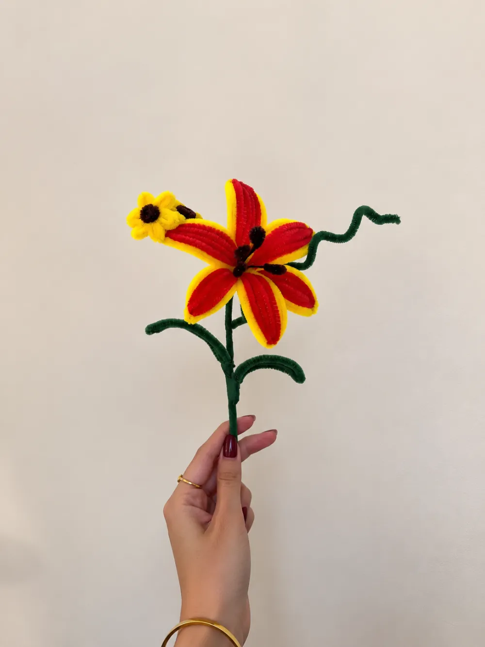 Red/Yellow Lily with yellow daisies