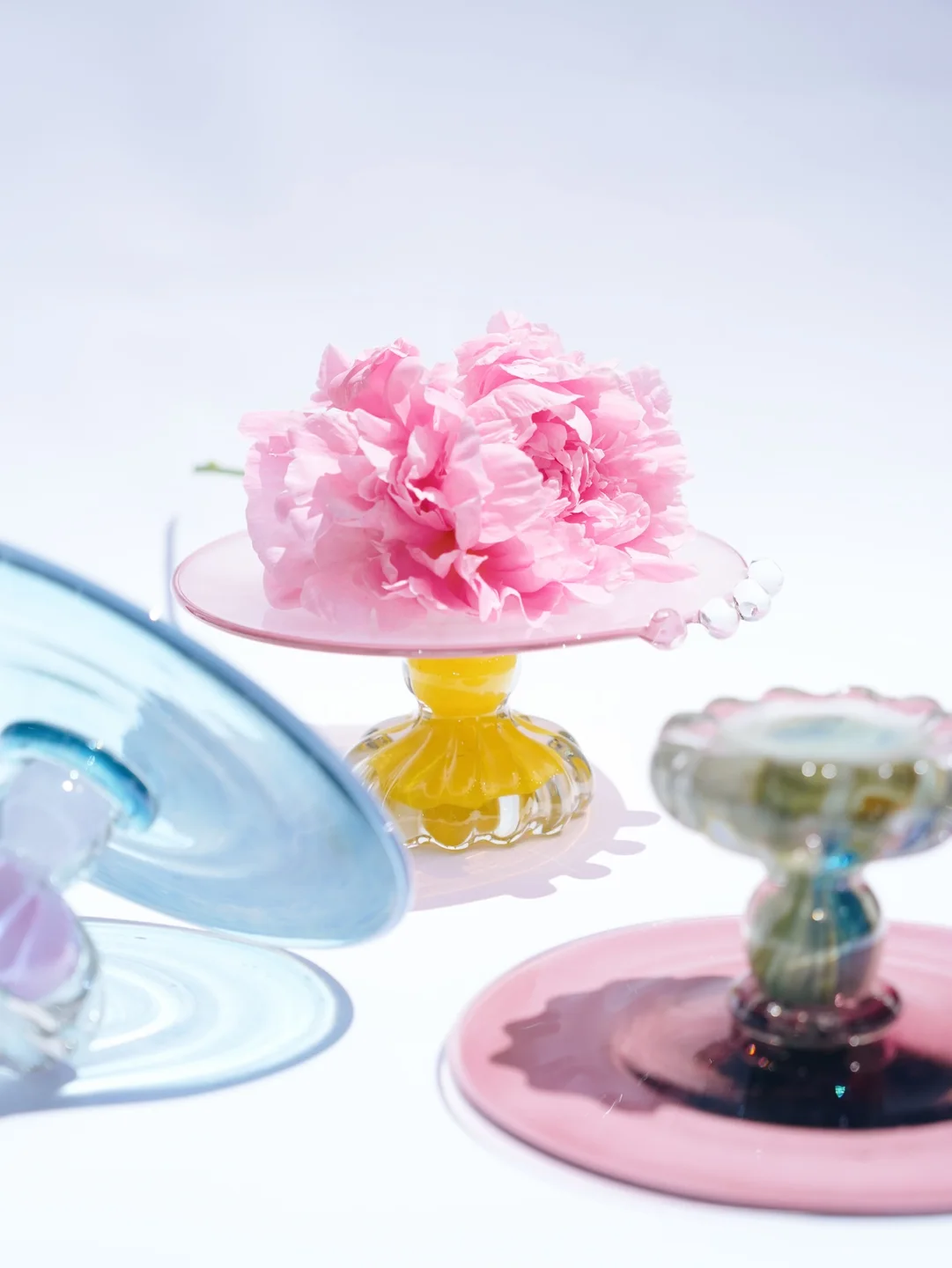 Artisan hand-blown glass glassware piece, Cake tin made of tempered glass, housewarming gift, new home decor — view 2 • Jane and Mery