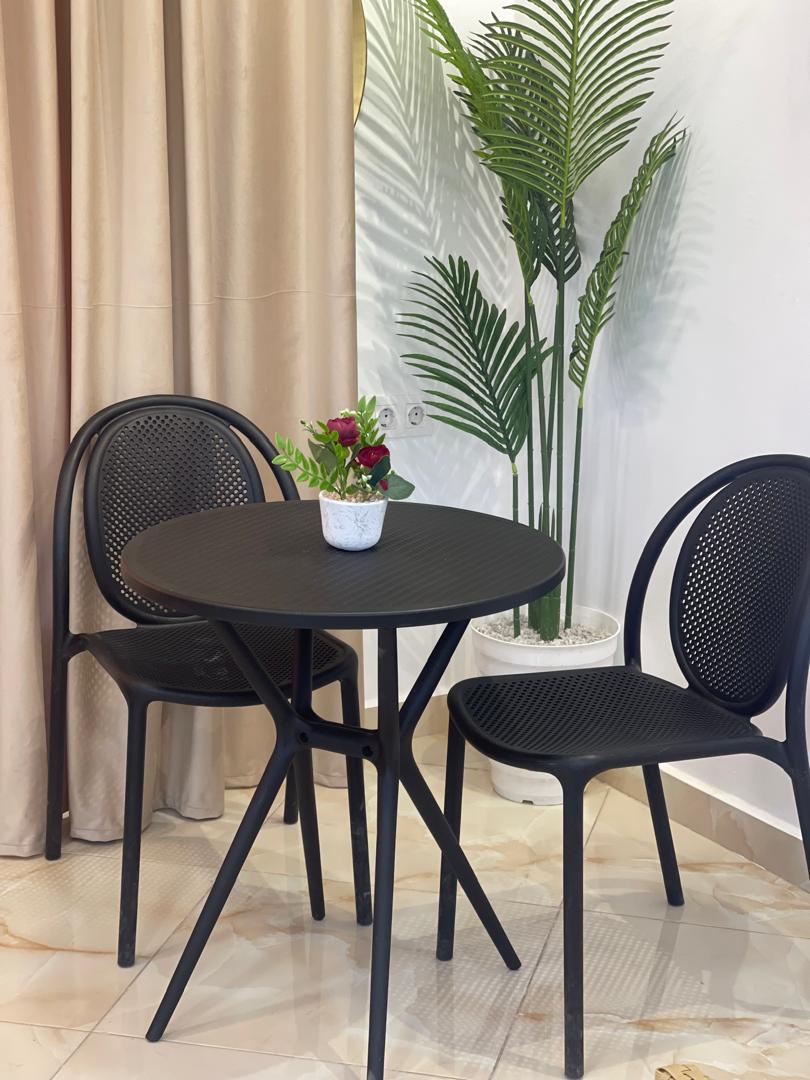 Ensemble repas compact en plastique avec table et chaises