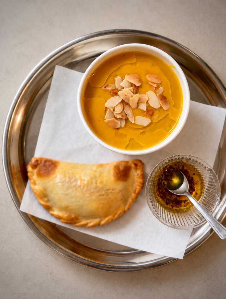 Almond pumpkin soup + empanada