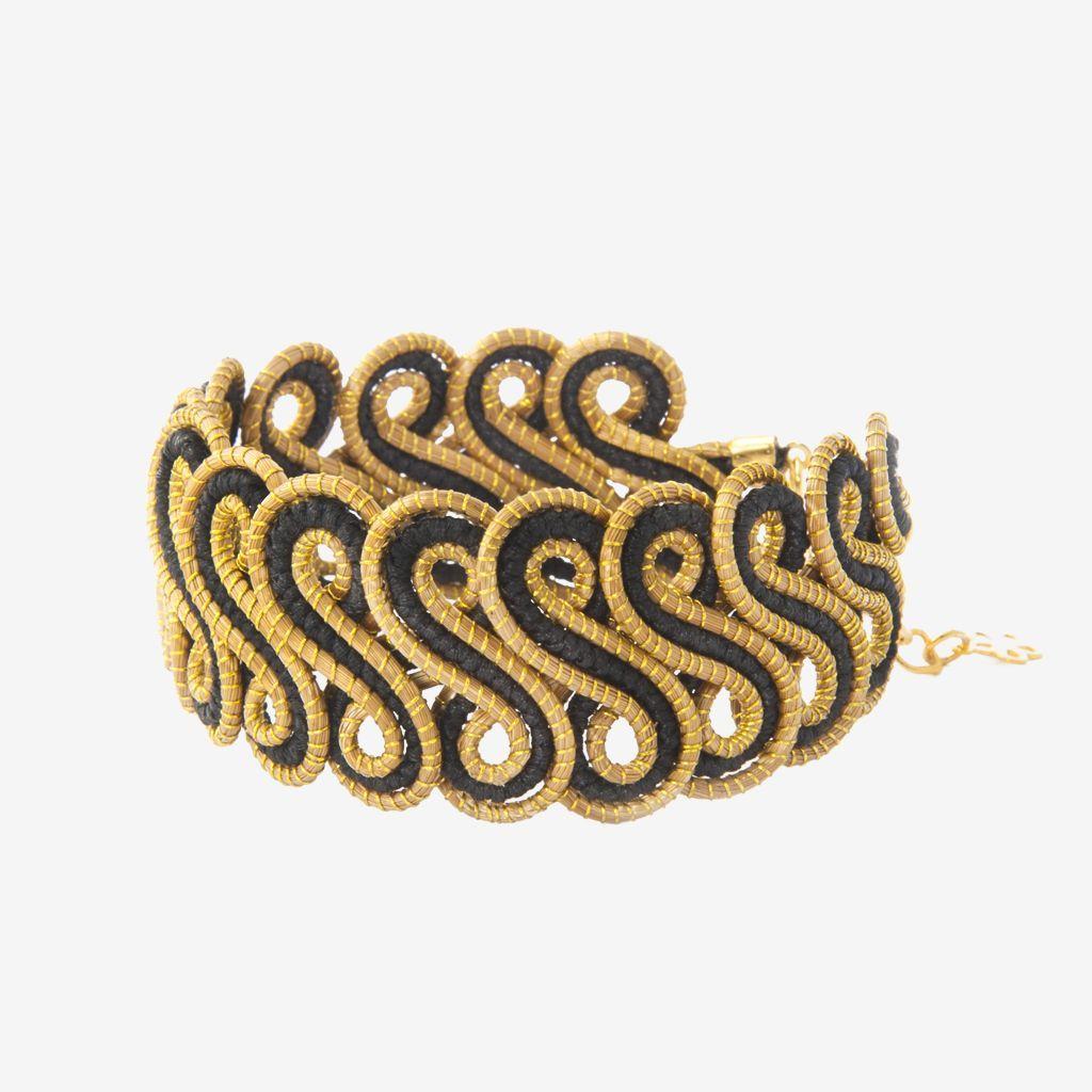 Armonia Bracelet Black — gioiello in erba d'oro disegnato da Orit, intrecciato a mano nel Cerrado, Oroboros