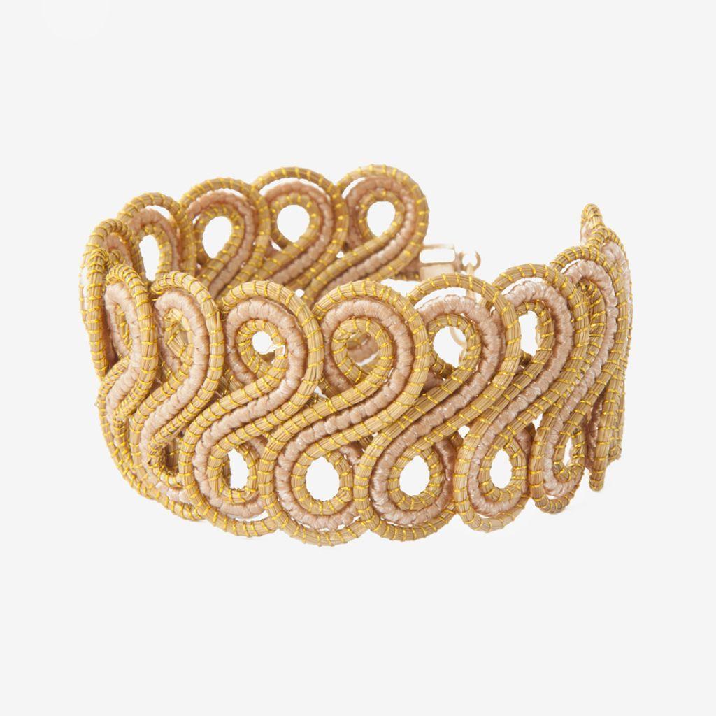 Armonia Bracelet Rose — gioiello in erba d'oro disegnato da Orit, intrecciato a mano nel Cerrado, Oroboros