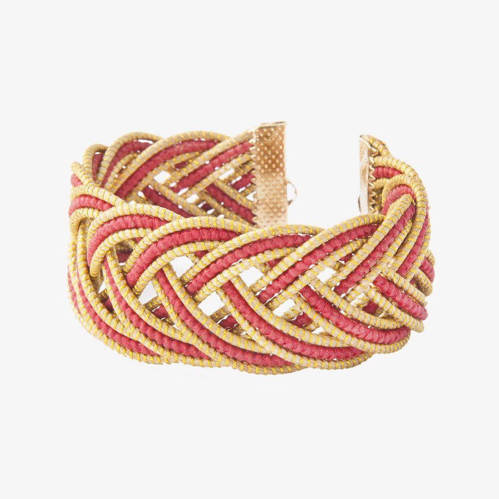 Aura Bracelet Red — gioiello in erba d'oro disegnato da Orit, intrecciato a mano nel Cerrado, Oroboros