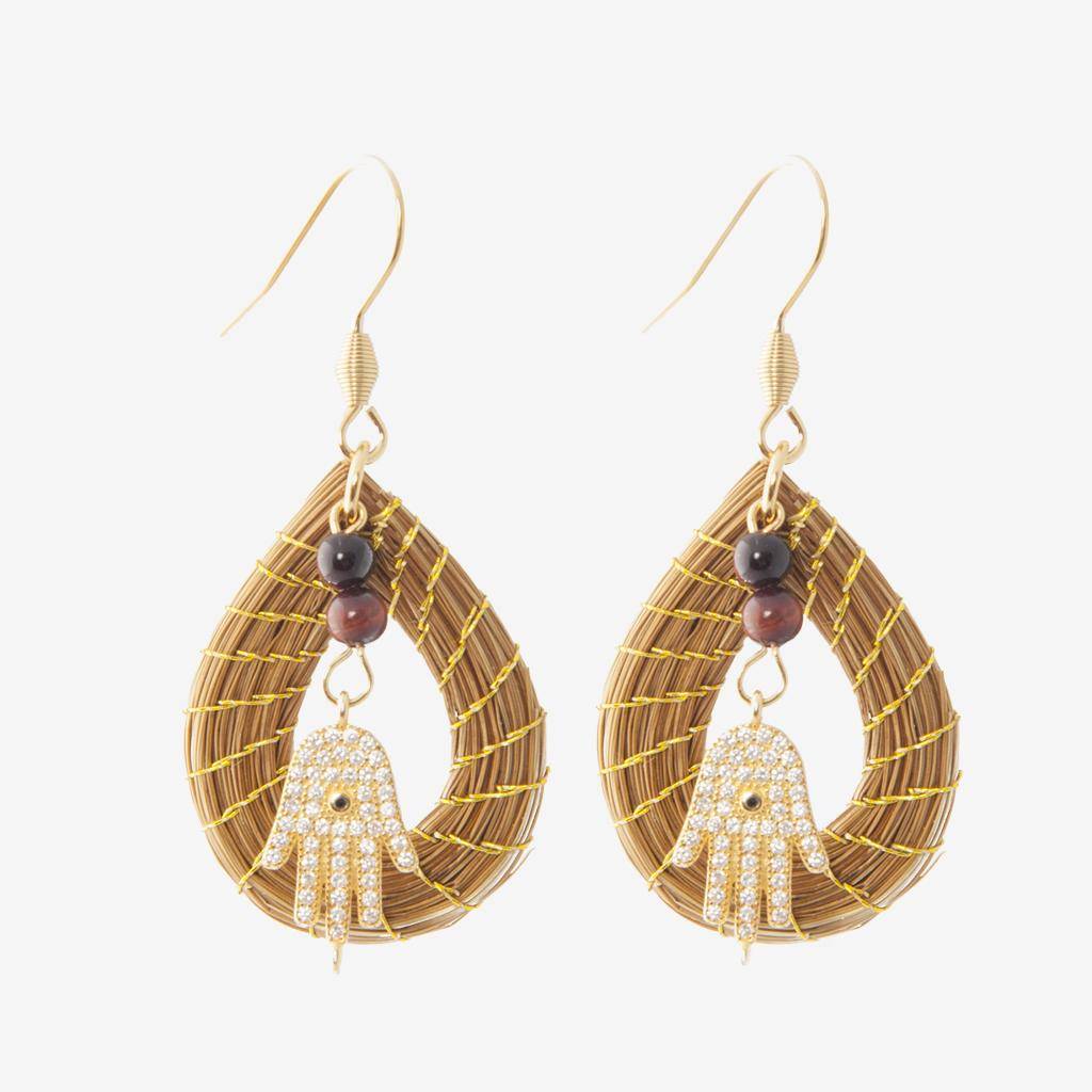 Aura Earrings Bordeaux — gioiello in erba d'oro disegnato da Orit, intrecciato a mano nel Cerrado, Oroboros