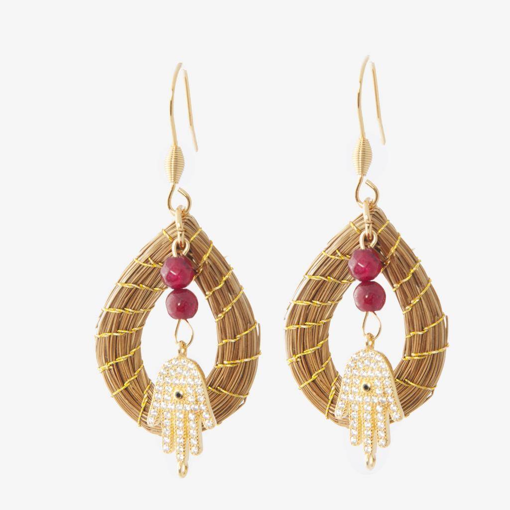 Aura Earrings Garnet — gioiello in erba d'oro disegnato da Orit, intrecciato a mano nel Cerrado, Oroboros