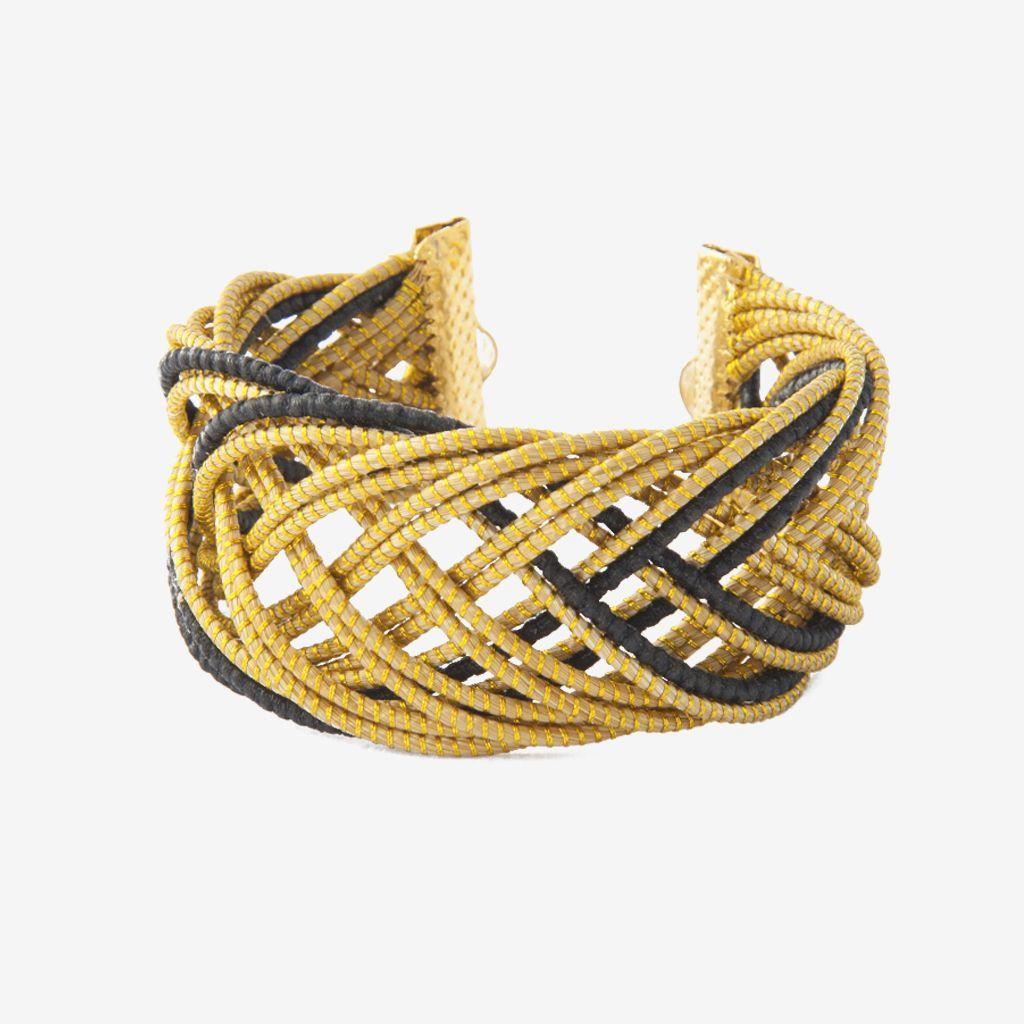 Daniel Bracelet Black — gioiello in erba d'oro disegnato da Orit, intrecciato a mano nel Cerrado, Oroboros