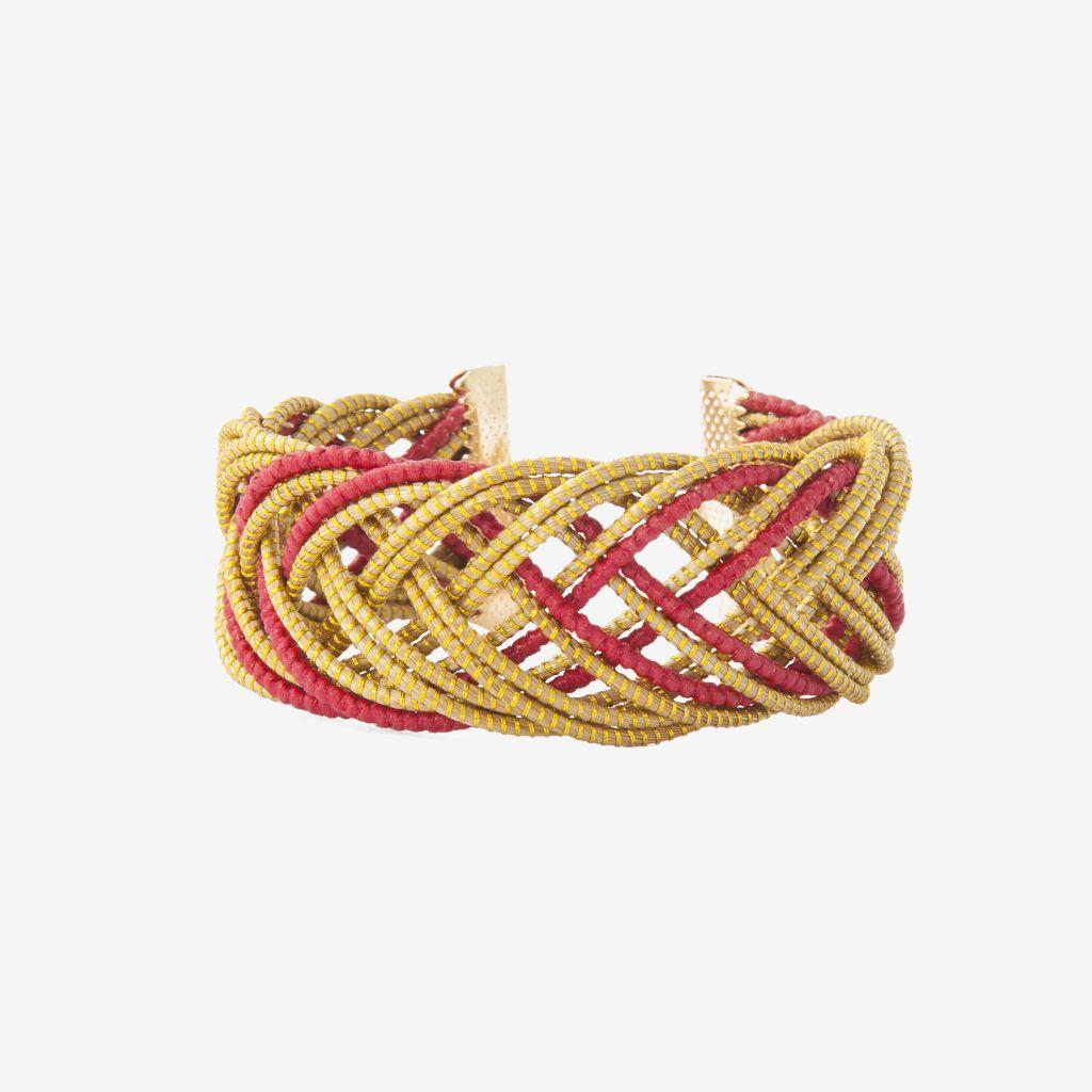 Daniel Bracelet Red — gioiello in erba d'oro disegnato da Orit, intrecciato a mano nel Cerrado, Oroboros