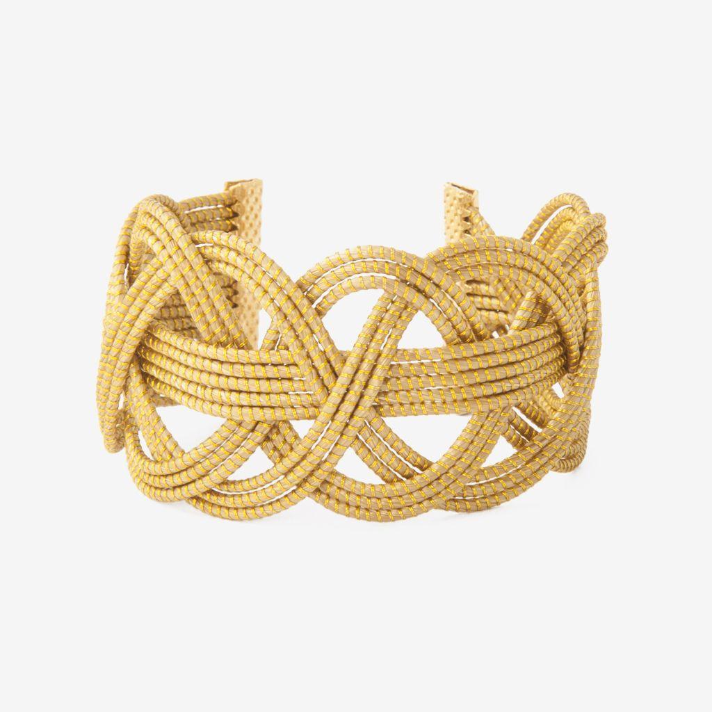 Micael Bracelet Michal — gioiello in erba d'oro disegnato da Orit, intrecciato a mano nel Cerrado, Oroboros