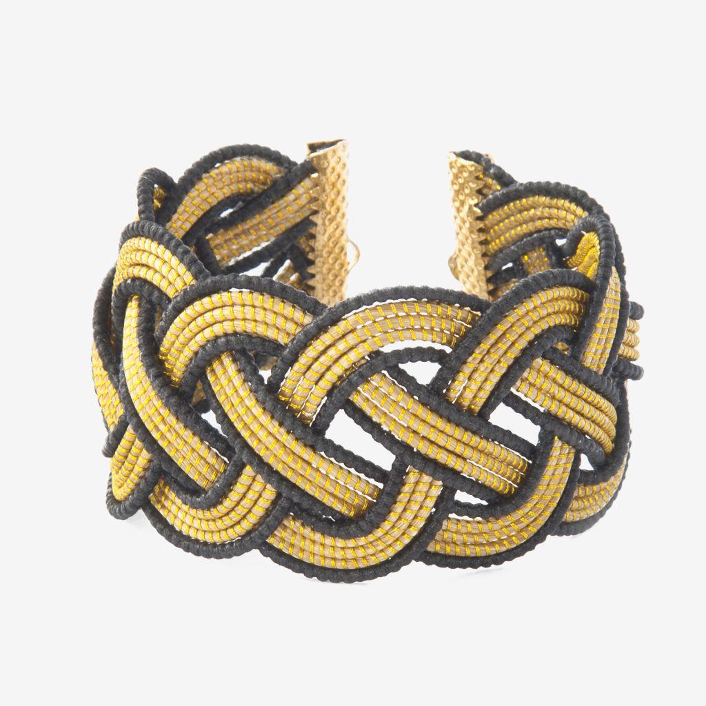 Raphael Bracelet Black — gioiello in erba d'oro disegnato da Orit, intrecciato a mano nel Cerrado, Oroboros